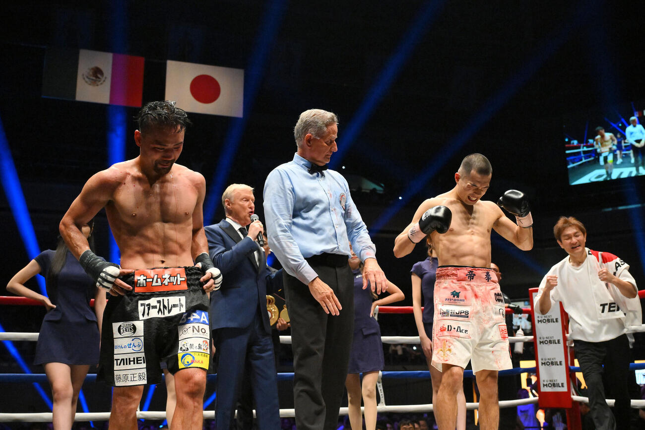 WBA世界バンタム級王座決定戦　判定勝ちし新チャンピオンとなった増田陸（から2人目右）。左は比嘉大吾（撮影・滝沢徹郎）