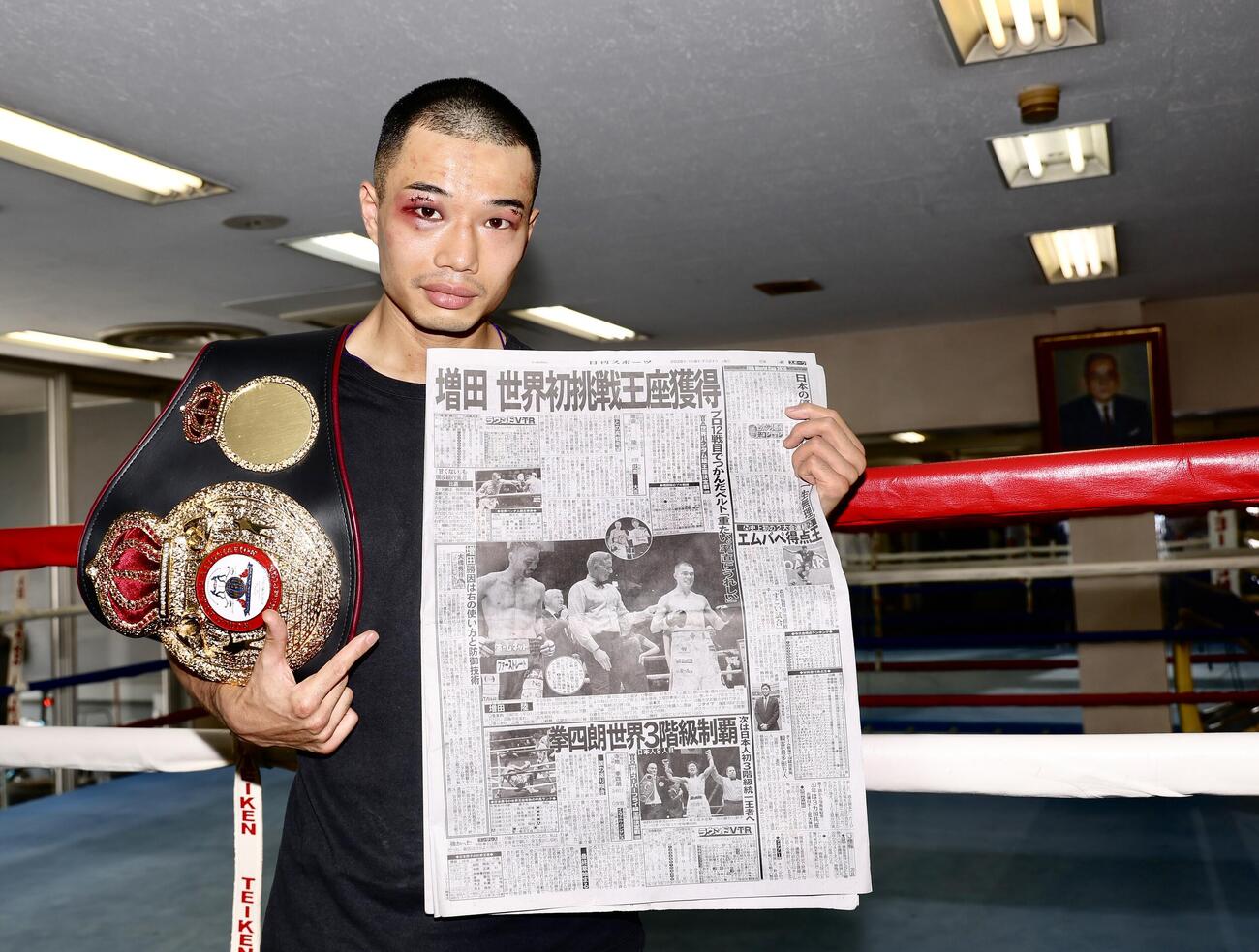 自身の、WBA世界バンタム級王座獲得のニュースが掲載された本紙紙面を手に写真に納まる増田陸（撮影・河田真司）