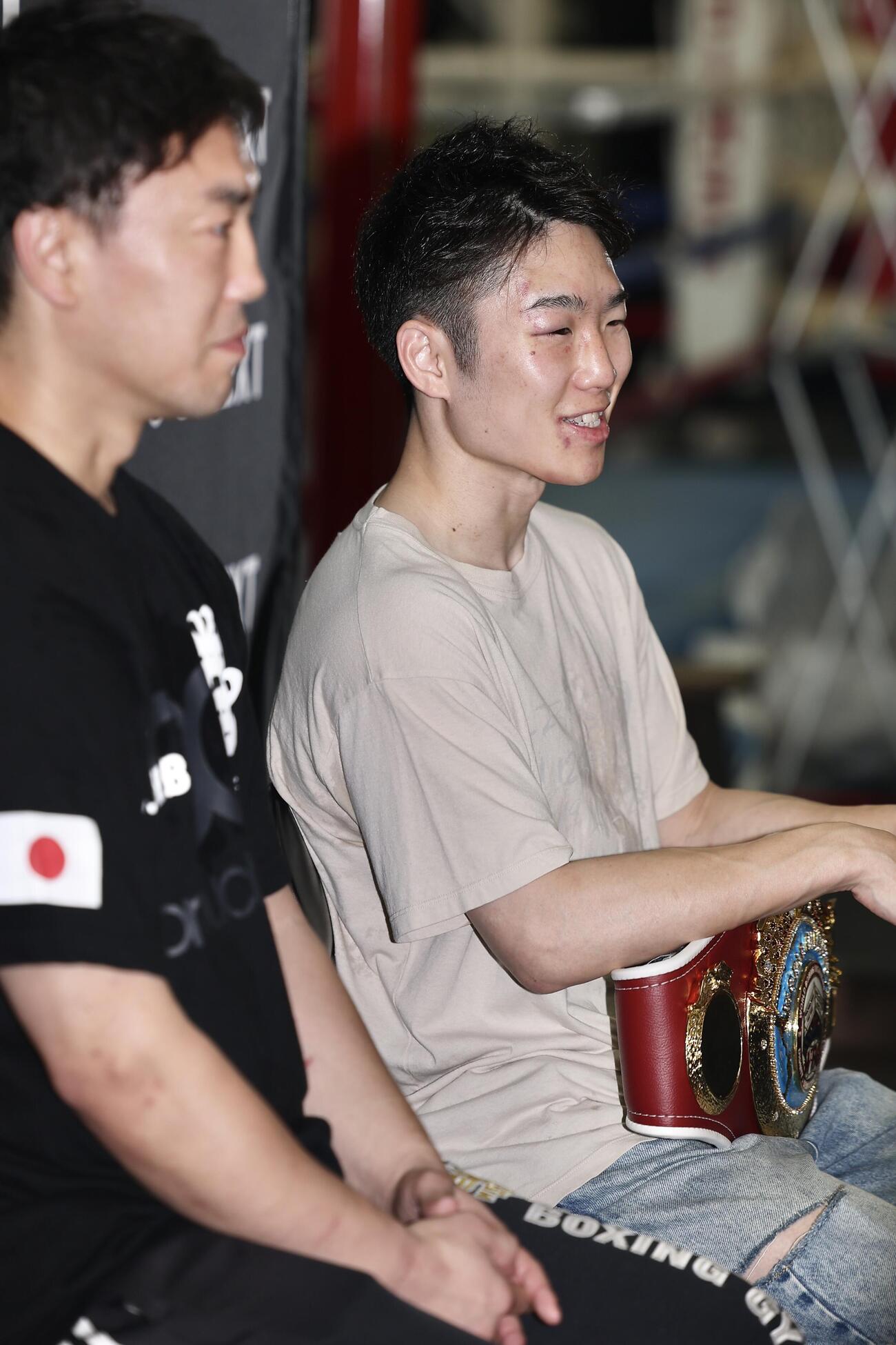 記者の質問に答える寺地拳四朗（撮影・河田真司）