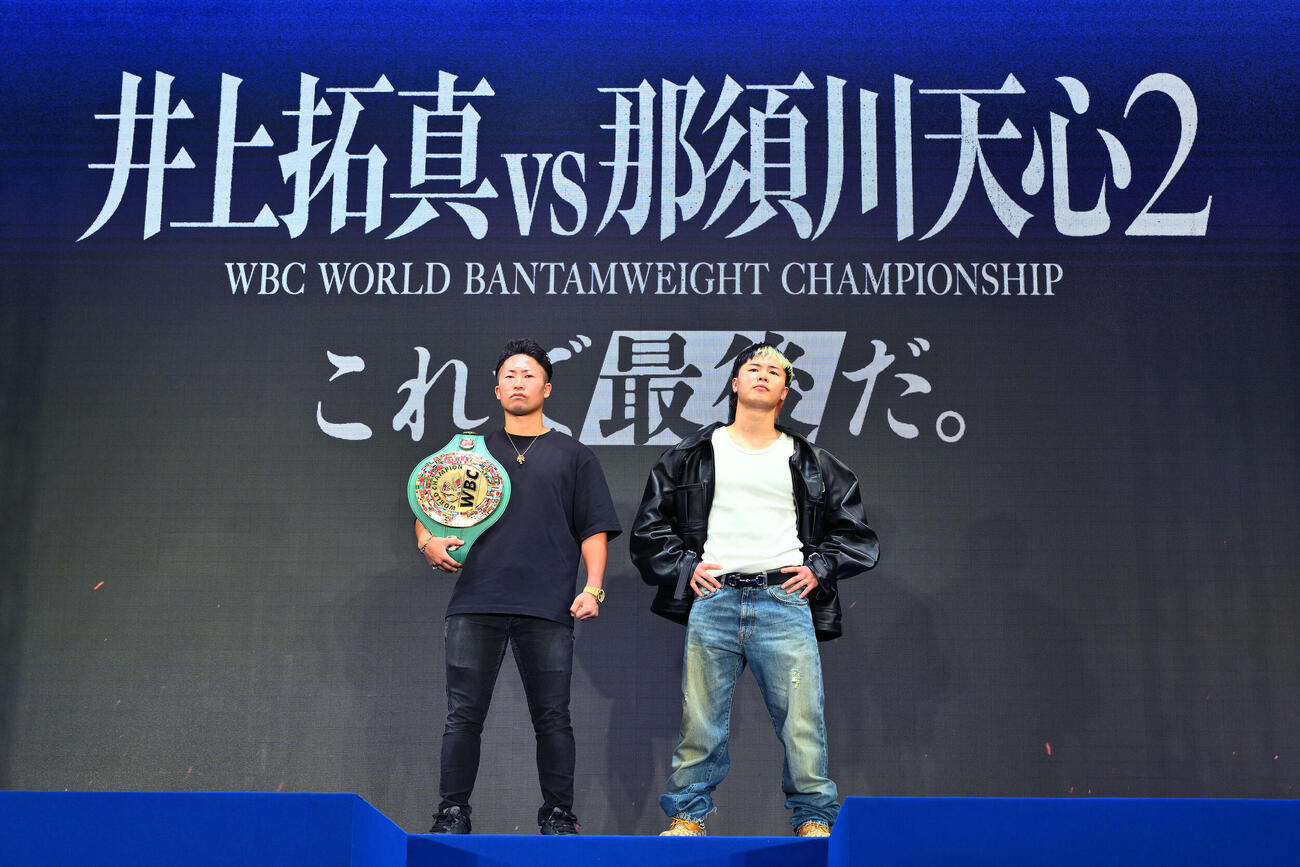 再戦が決まり記念撮影する井上拓真（左）と那須川天心（撮影・滝沢徹郎）