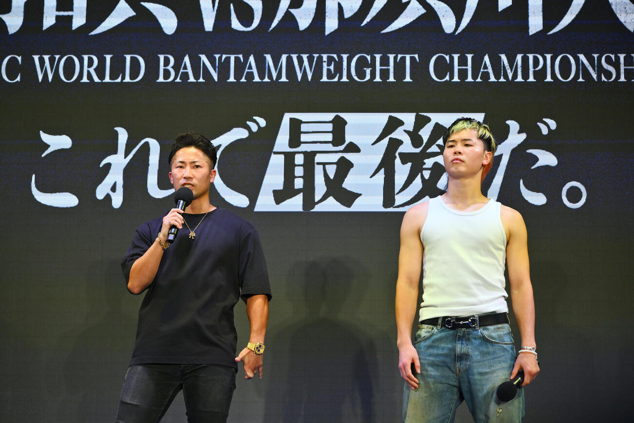 集まったファンにあいさつする井上拓真（左）と那須川天心（撮影・滝沢徹郎）
