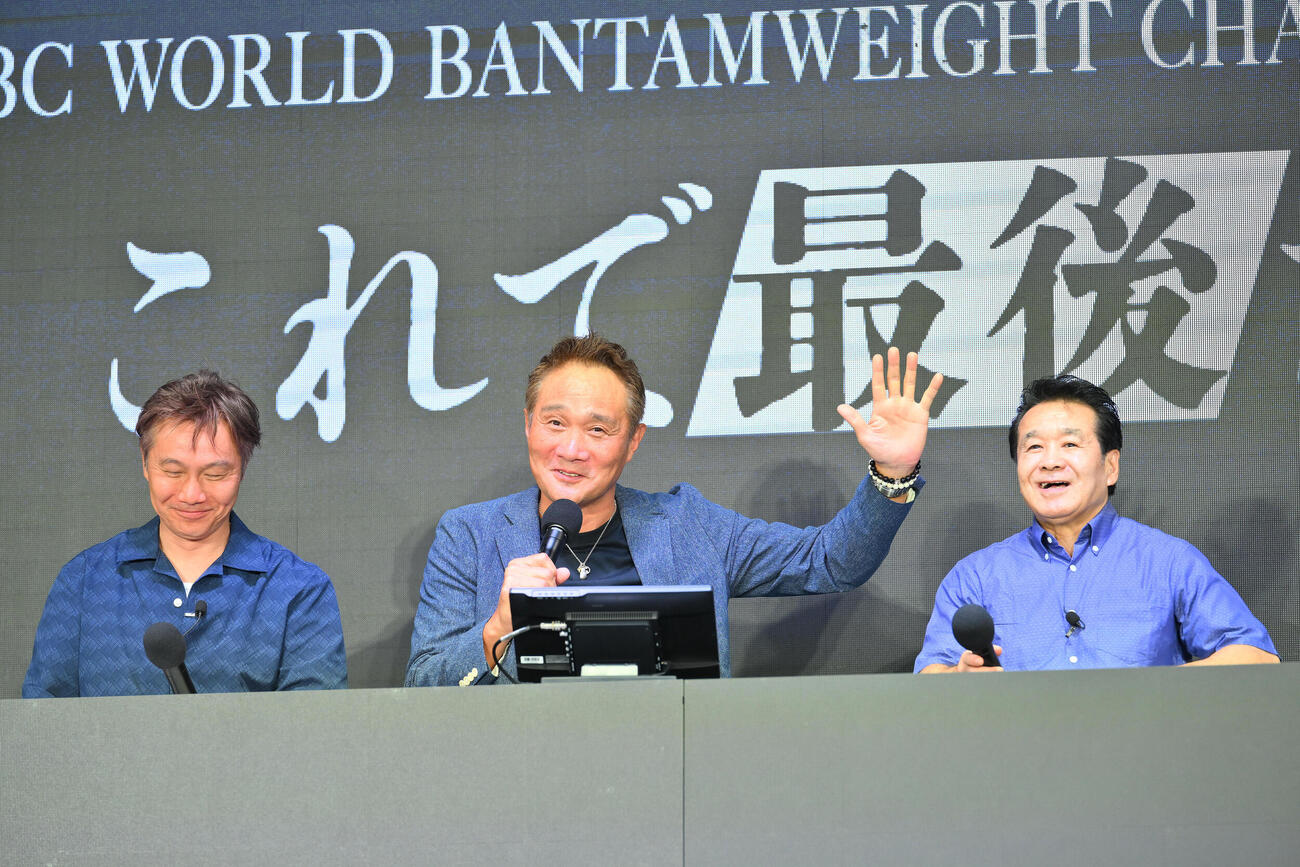 トークする、左から畑山隆則氏、竹原慎二氏、渡嘉敷勝男氏（撮影・滝沢徹郎）