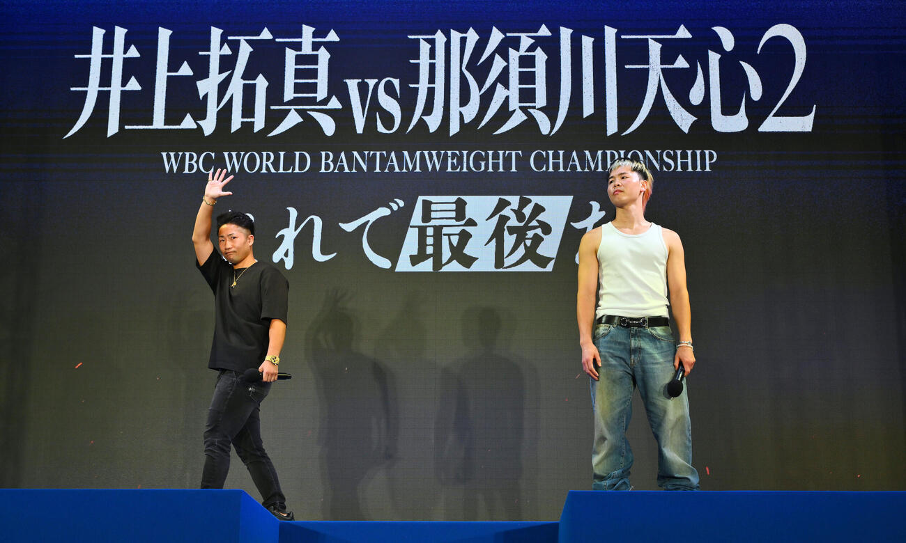 会見を終え引き揚げる井上拓真（左）と那須川天心（撮影・滝沢徹郎）