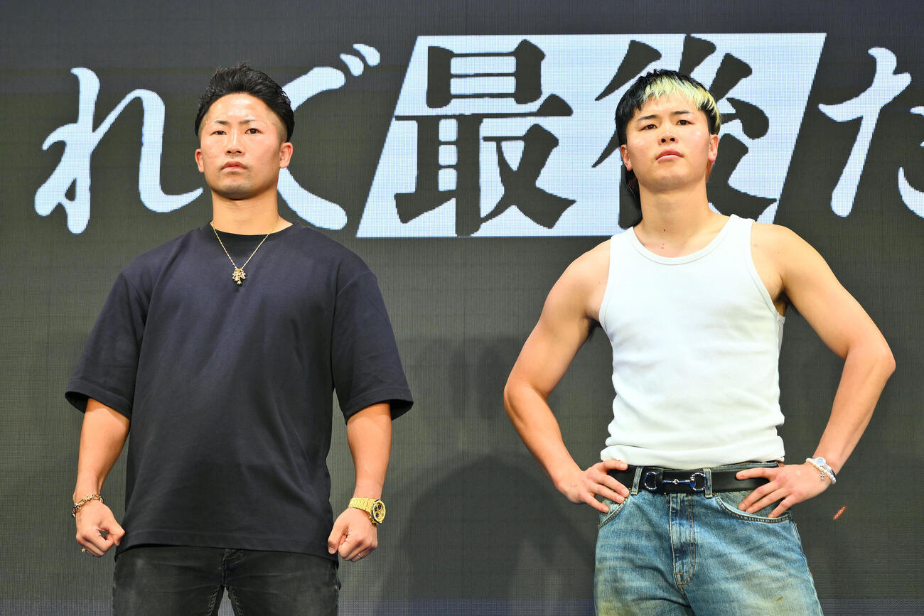 再戦が決まり記念撮影する井上拓真（左）と那須川天心（撮影・滝沢徹郎）