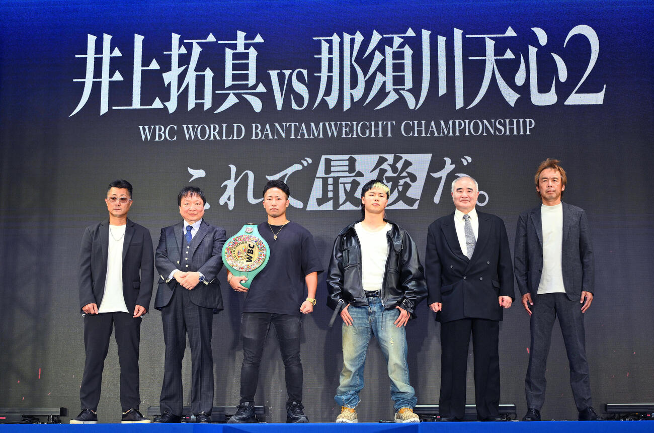再戦が決まり写真に納まる井上拓真（中央左）と那須川天心（中央右）。左から井上真吾トレーナー、大橋秀行会長、2人おいて浜田剛史代表、葛西裕一トレーナー（撮影・滝沢徹郎）