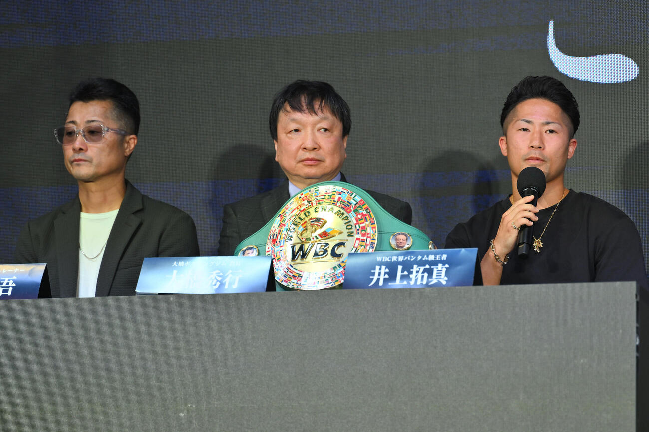 会見する井上拓真（右）。左から井上真吾トレーナー、大橋秀行会長（撮影・滝沢徹郎）