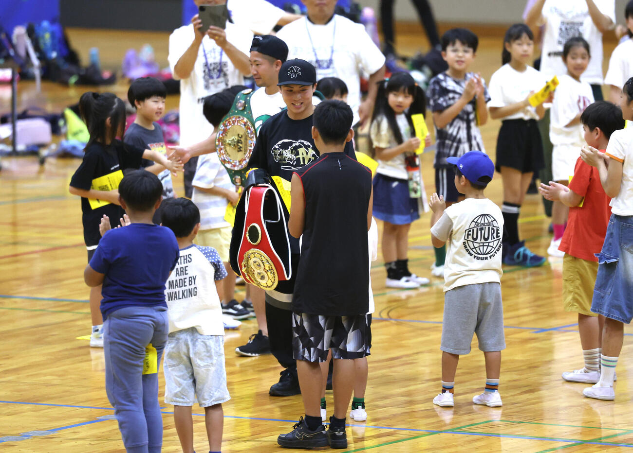 ざま井上兄弟キッズチャレンジフェスタに登場した井上尚弥（手前）と拓真（撮影・水谷安孝）
