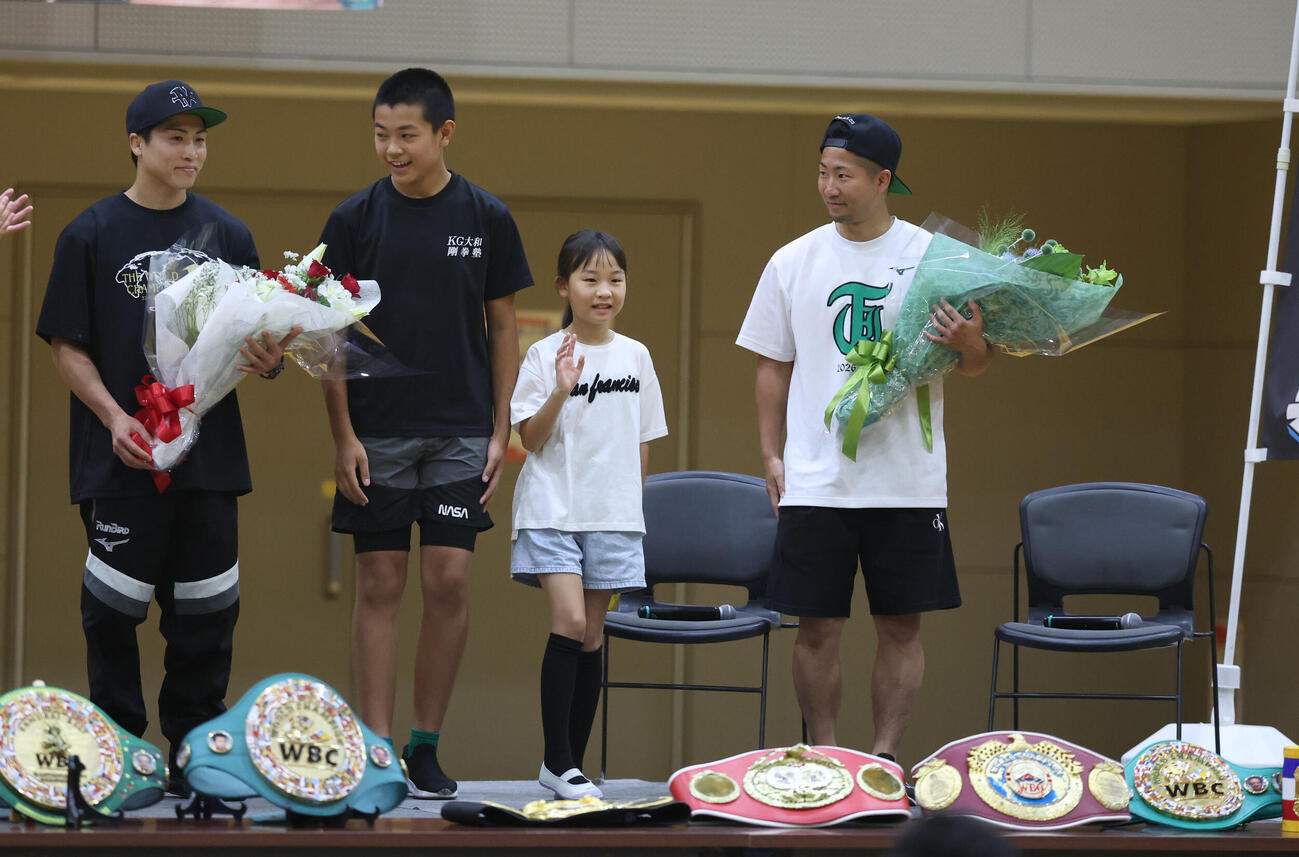 ざま井上兄弟キッズチャレンジフェスタに登場し花束を受け取る井上尚弥（左端）と拓真（右端）（撮影・水谷安孝）