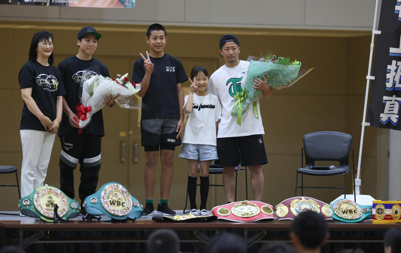 ざま井上兄弟キッズチャレンジフェスタに登場し記念写真に収まる井上尚弥（左から2人目）と拓真（右端）（撮影・水谷安孝）