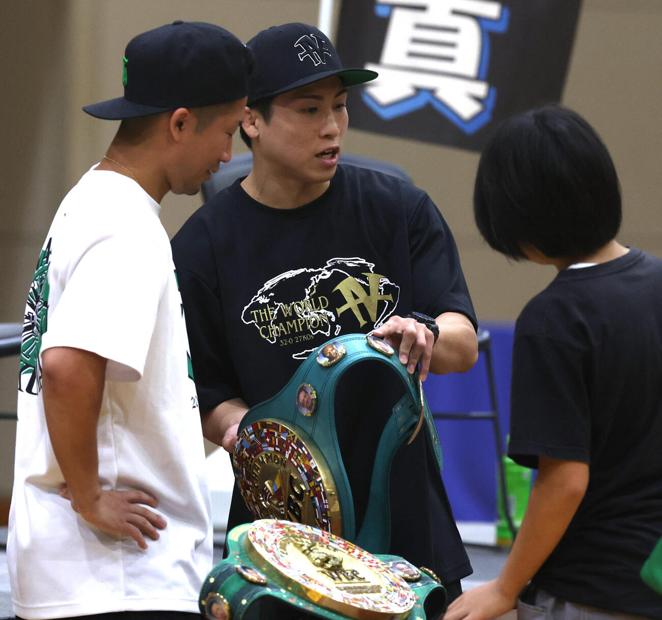 ざま井上兄弟キッズチャレンジフェスタに登場しベルトを披露する井上尚弥。左は拓真（撮影・水谷安孝）