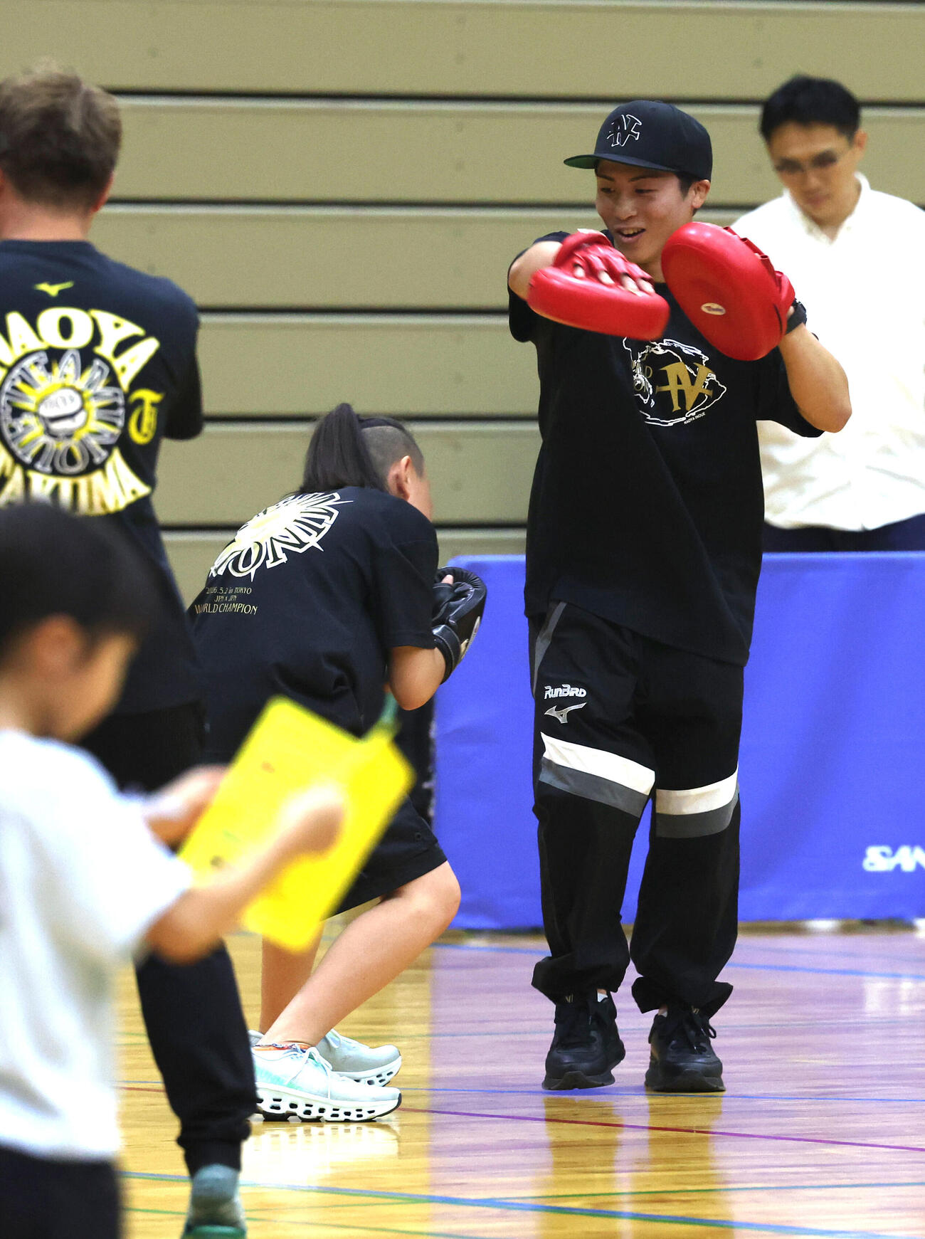 ざま井上兄弟キッズチャレンジフェスタに登場しミット打ちに参加する井上尚弥（撮影・水谷安孝）