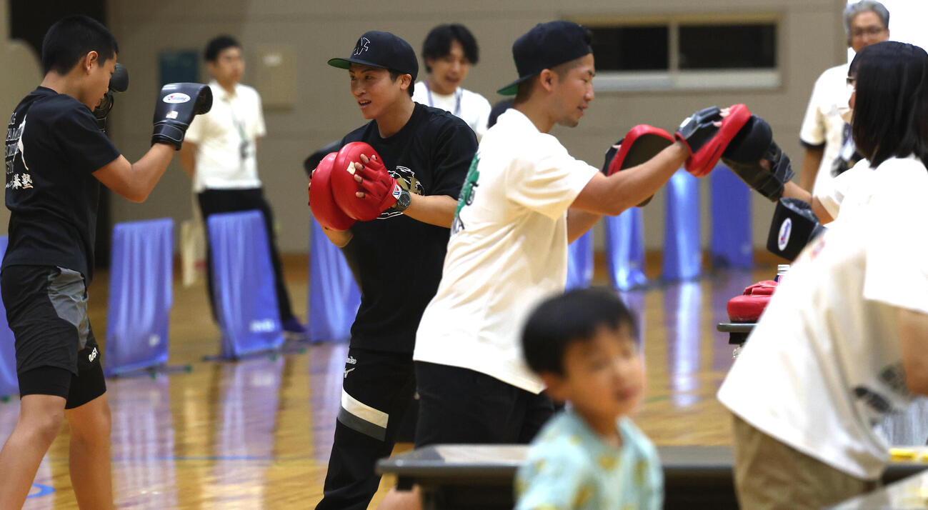 ざま井上兄弟キッズチャレンジフェスタに登場しミット打ちに参加する井上尚弥（左から2人目）と井上拓真（左から3人目）（撮影・水谷安孝）