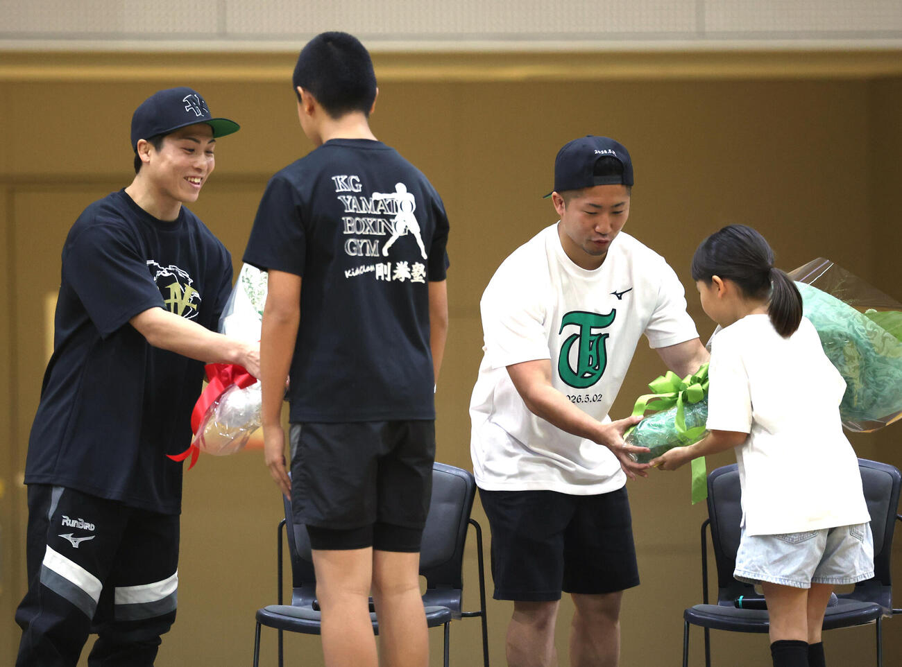 ざま井上兄弟キッズチャレンジフェスタに登場し花束を受け取る井上尚弥（左）と拓真（撮影・水谷安孝）