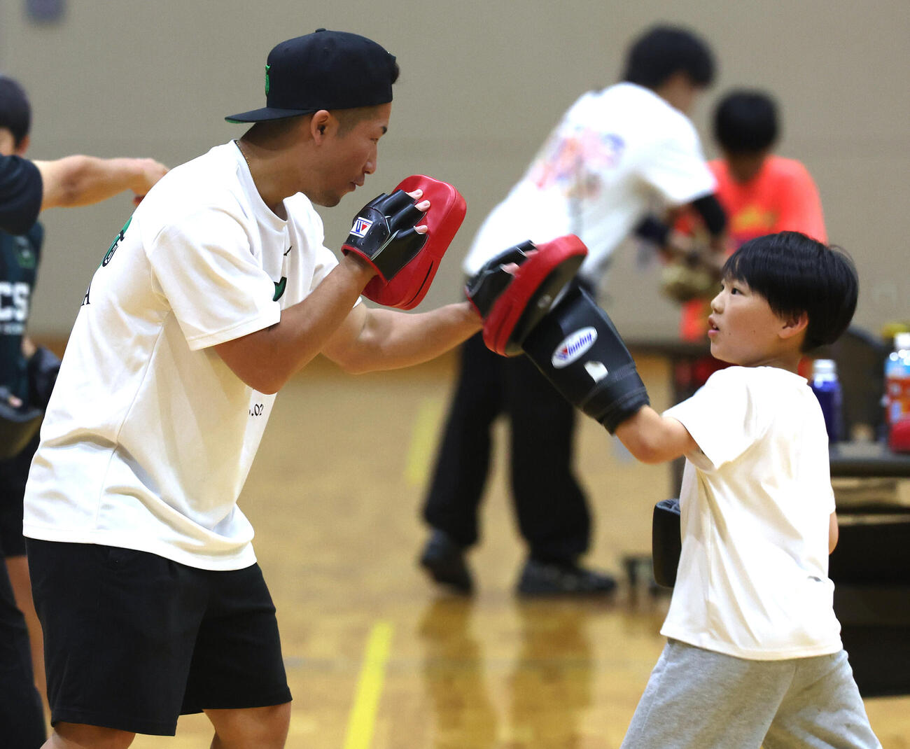 ざま井上兄弟キッズチャレンジフェスタに登場しミット打ちに参加する井上拓真（撮影・水谷安孝）
