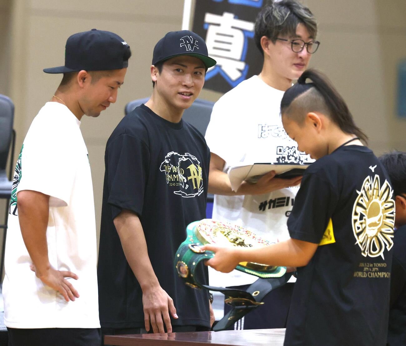 ざま井上兄弟キッズチャレンジフェスタに登場しベルトを披露する井上尚弥。左は拓真（撮影・水谷安孝）