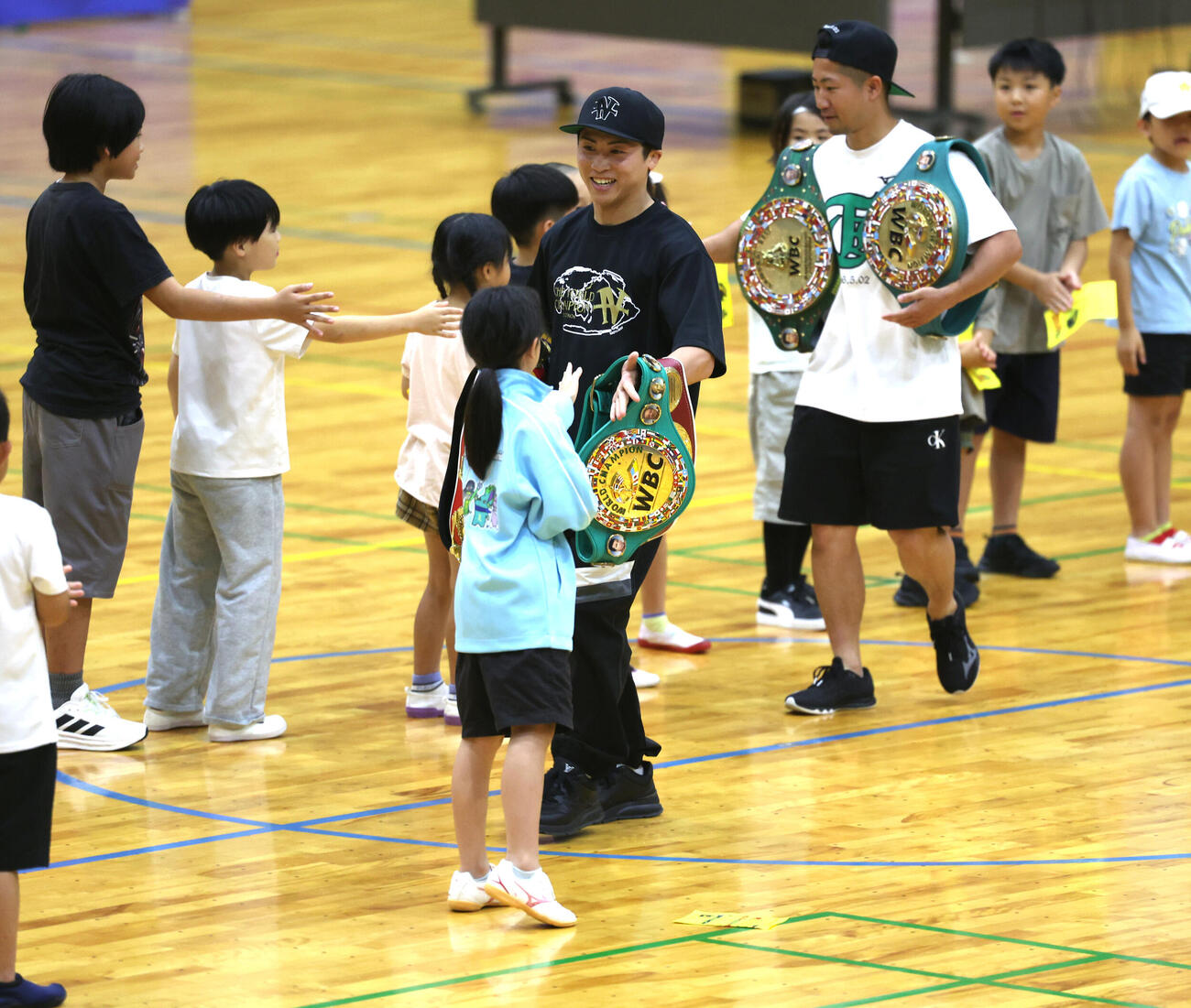 ざま井上兄弟キッズチャレンジフェスタに登場した井上尚弥（左）と拓真（撮影・水谷安孝）