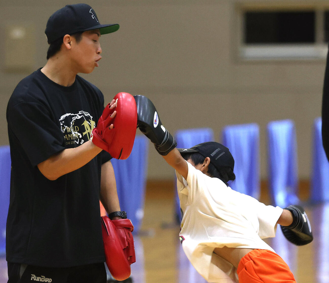 ざま井上兄弟キッズチャレンジフェスタに登場しミット打ちに参加する井上尚弥（撮影・水谷安孝）