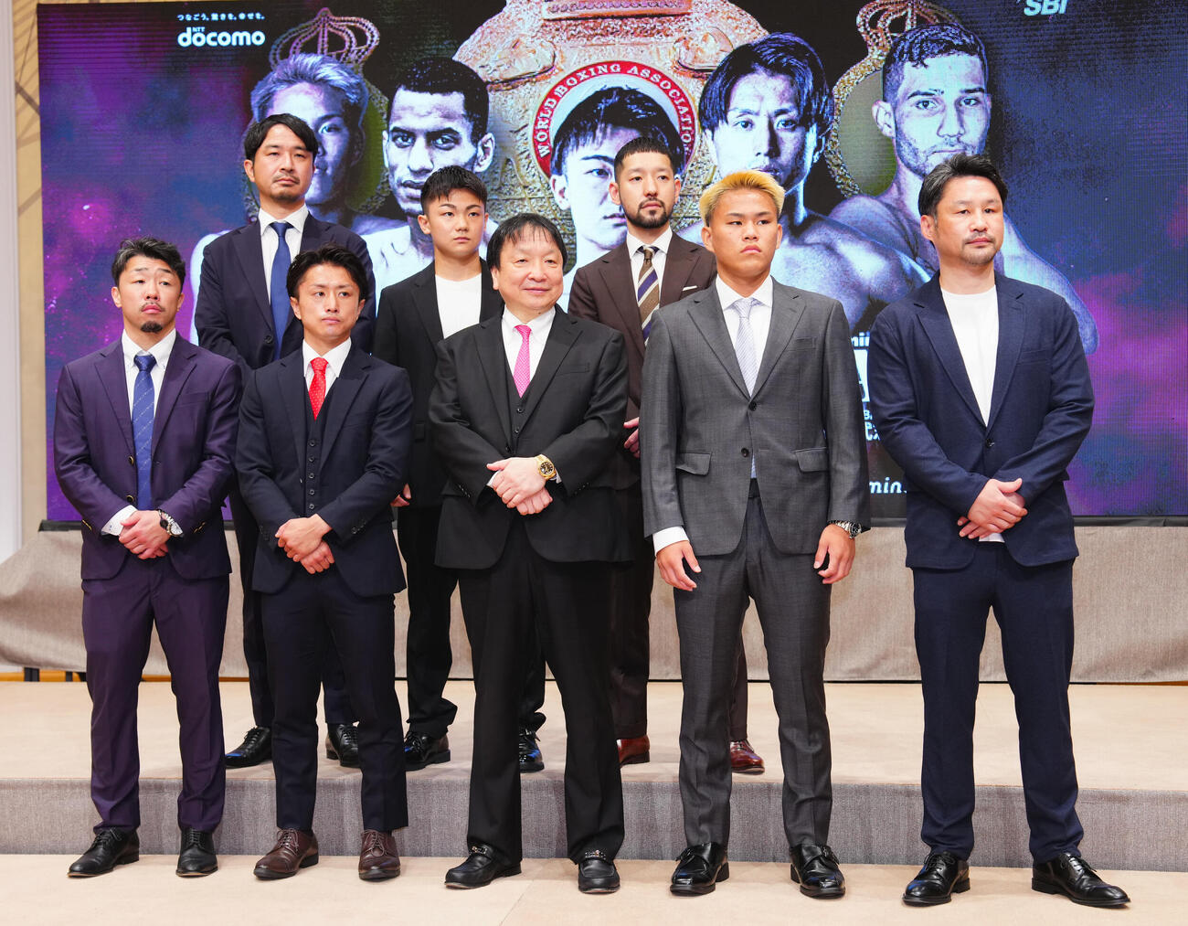 会見を終え写真に納まる、前列左から八重樫東トレーナー、石井武志、大橋秀行会長、藤木勇我、岡田誠一トレーナー、後列左からSHISEI PROMOTION二宮雄介代表、吉良大弥、佐々木修平会長（撮影・垰建太）
