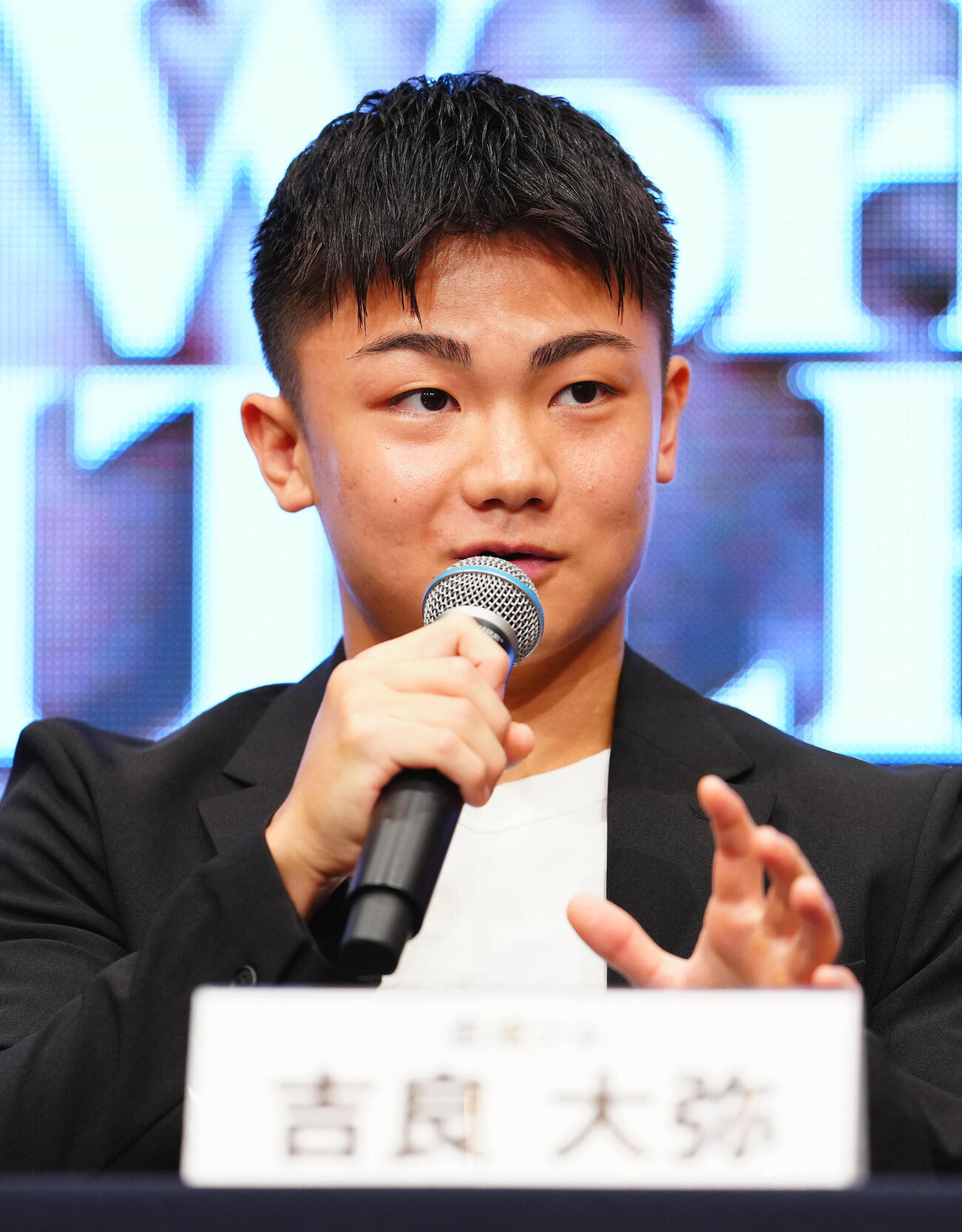 会見で話す吉良大弥（撮影・垰建太）