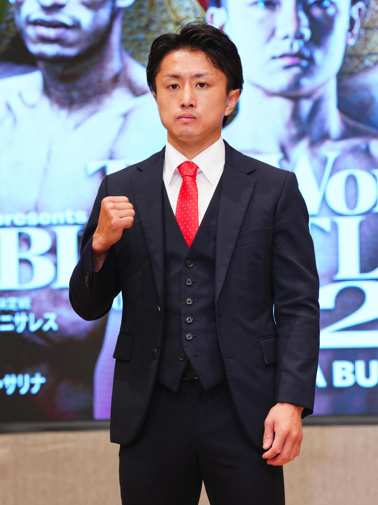 会見を終え写真に納まる石井武志（撮影・垰建太）