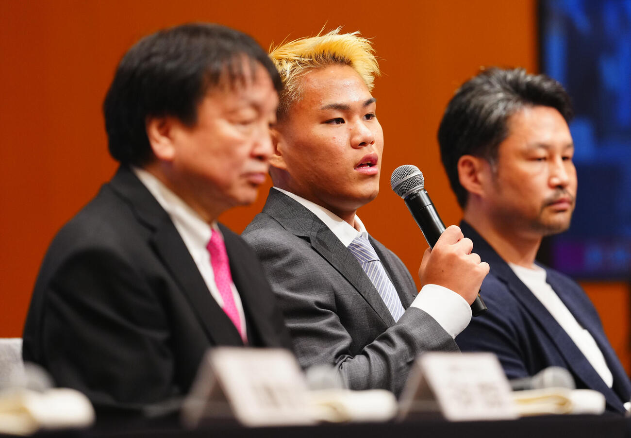 会見で話す藤木勇我（中央）（撮影・垰建太）
