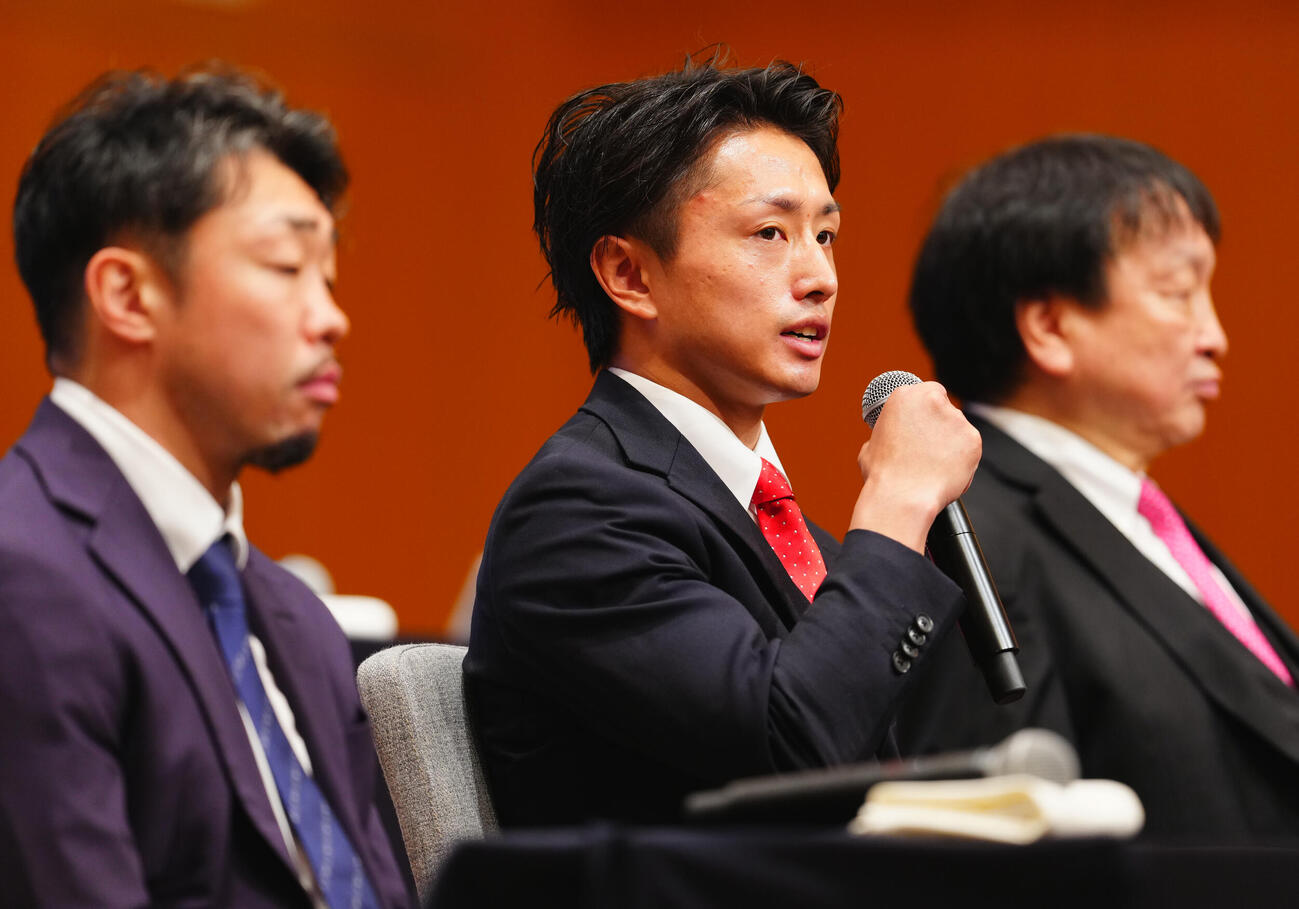 会見する石井武志（中央）（撮影・垰建太）