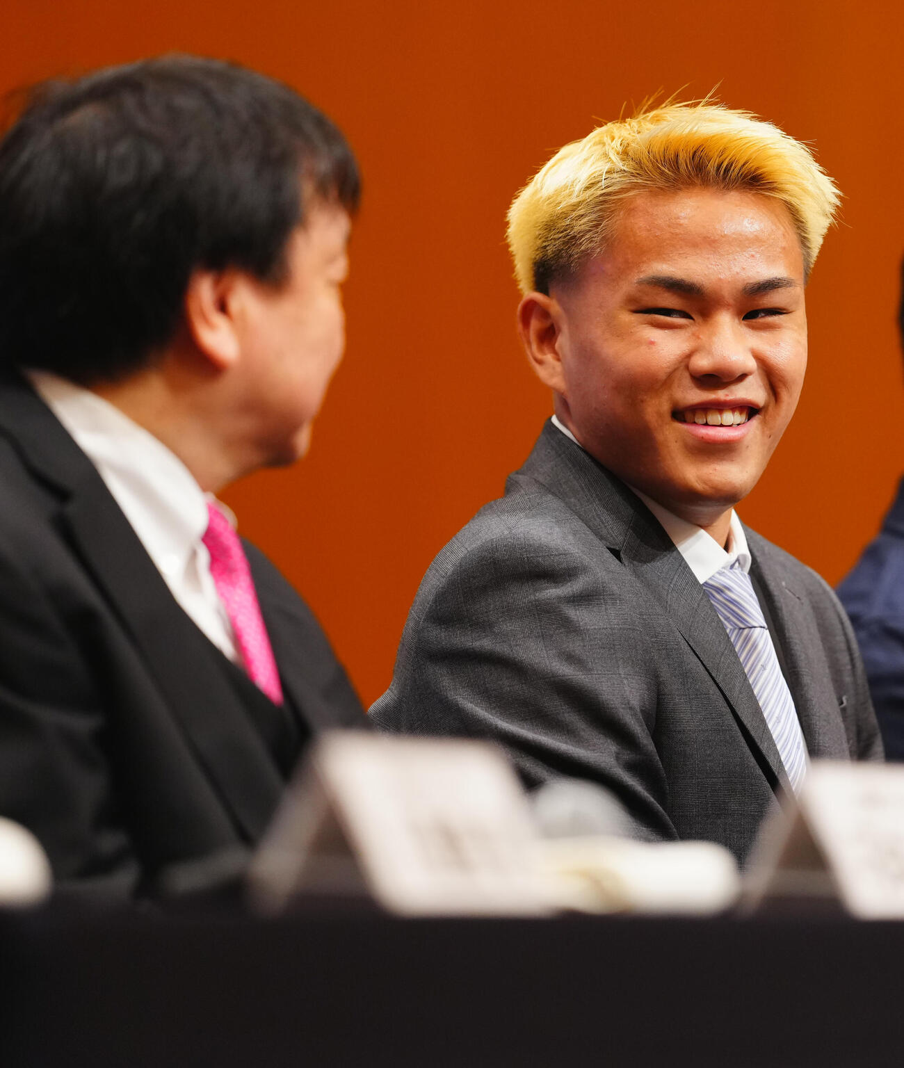 会見で笑顔を見せる藤木勇我（右）（ 2026年7月28日撮影）
