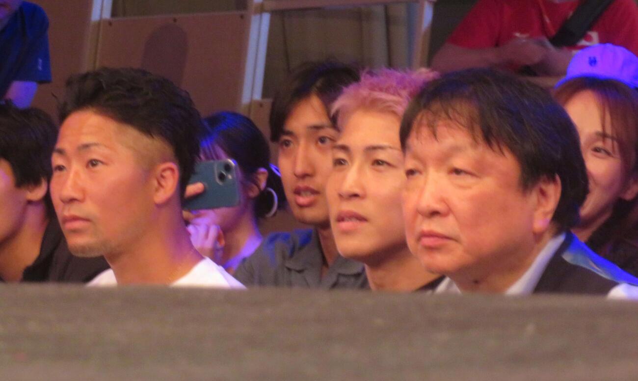 山口聖矢の応援に駆けつけた大橋秀行会長（左端）、井上尚弥（中央）、井上拓真
