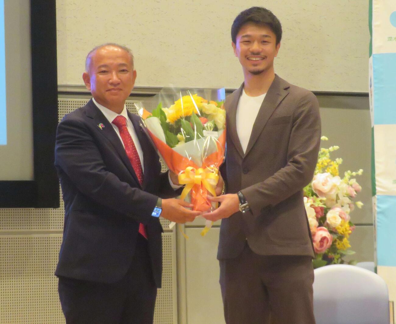 相模原市の本村賢太郎市長（左）から結婚祝いの花束を贈呈される元世界3階級制覇王者中谷潤人