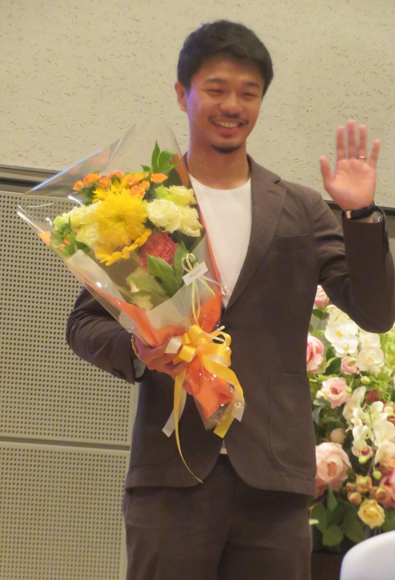 「中谷潤人選手の感謝と再起の報告会」に出席し、花束を贈呈された元世界3階級制覇王者中谷潤人