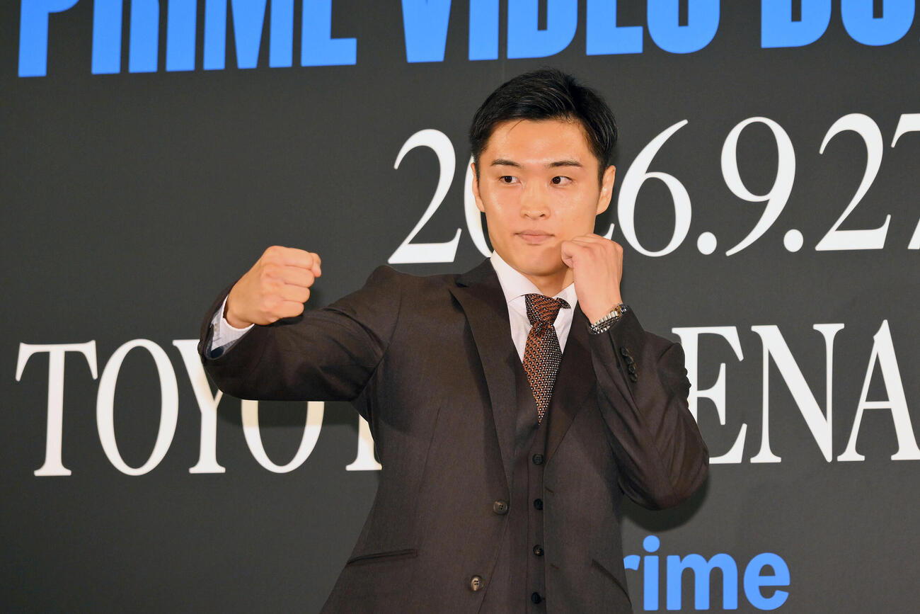IBF世界スーパーバンタム級暫定王座決定戦が決まり記念撮影する西田凌佑（撮影・滝沢徹郎）