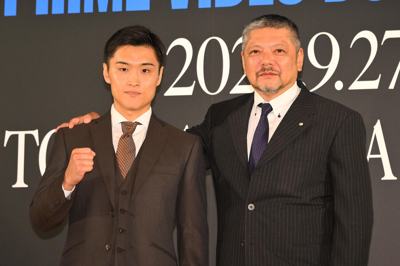 IBF世界スーパーバンタム級暫定王座決定戦が決まり記念撮影する西田凌佑（左）と六島ボクシングジム枝川孝会長（撮影・滝沢徹郎）