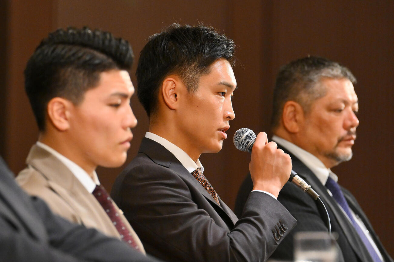 IBF世界スーパーバンタム級暫定王座決定戦が決まり会見する西田凌佑（中央）と六島ボクシングジム枝川孝会長。手前は坪井智也（撮影・滝沢徹郎）