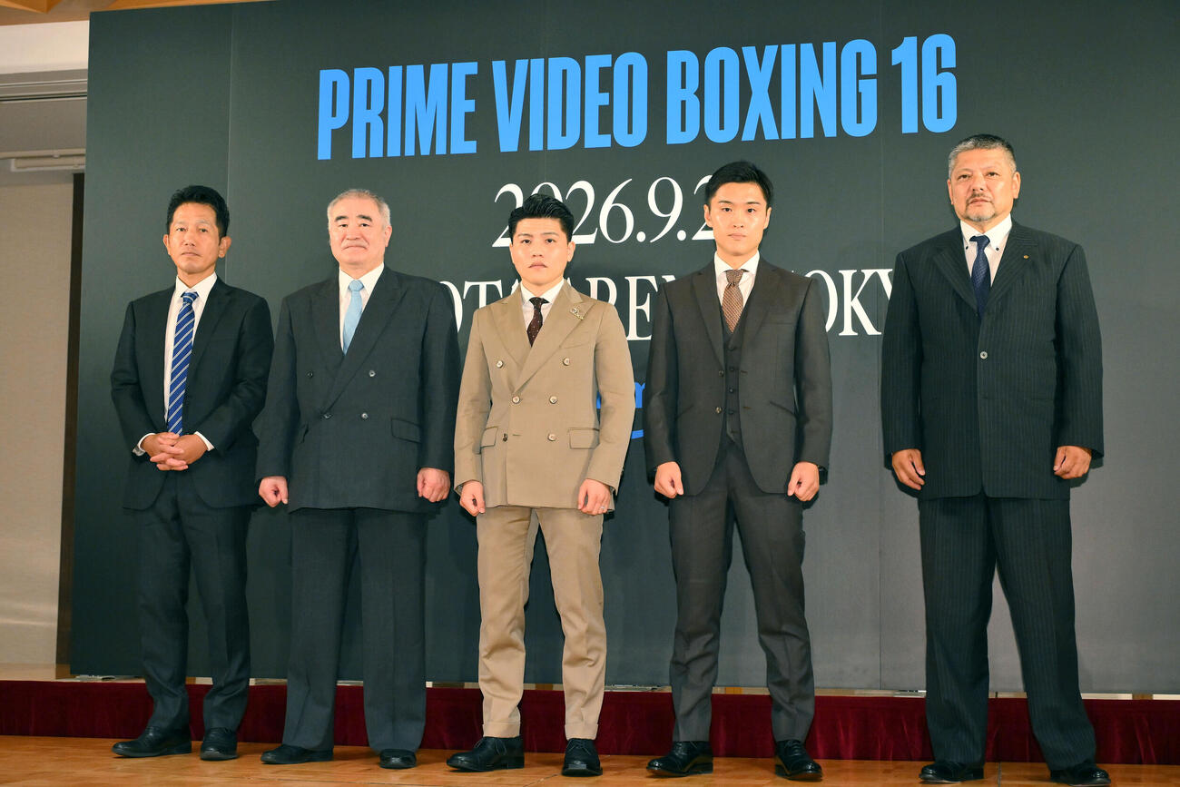 会見を終え記念撮影する坪井智也（左から3人目）と西田凌佑（同4人目）。左から田中繊大トレーナー、帝拳ジム浜田剛史代表、2人おいて六島ボクシングジム枝川孝会長（撮影・滝沢徹郎）