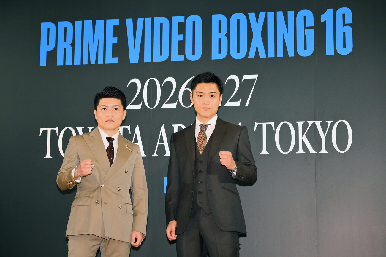 世界戦が決まり記念撮影する坪井智也（左）と西田凌佑（撮影・滝沢徹郎）
