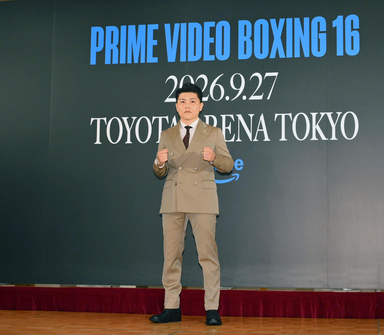 WBC世界スーパーフライ級王座決定戦が決まり記念撮影する坪井智也（撮影・滝沢徹郎）