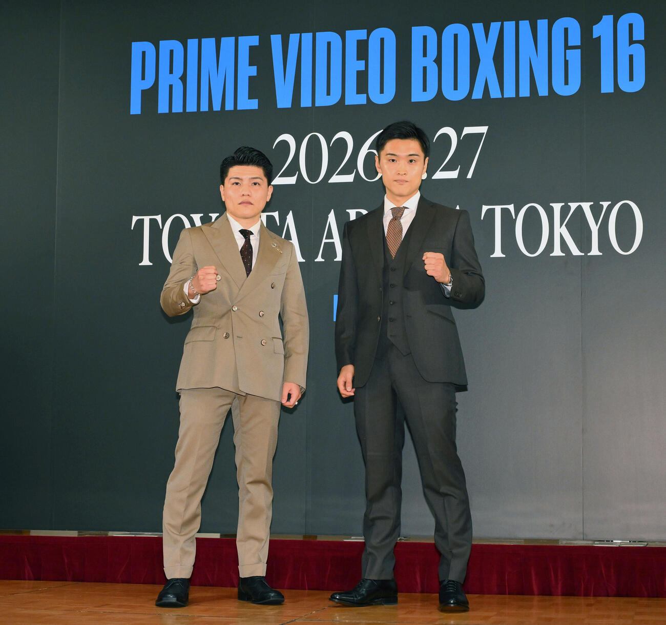 世界戦が決まり記念撮影する坪井智也（左）と西田凌佑（撮影・滝沢徹郎）