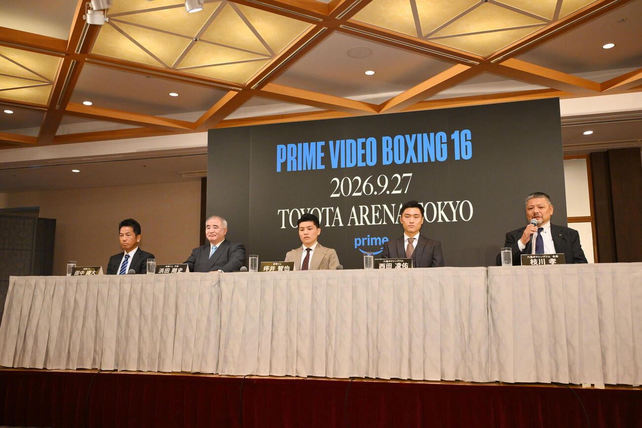 会見に臨む、左から田中繊大トレーナー、帝拳ジム浜田剛史代表、坪井智也、西田凌佑、六島ボクシングジム枝川孝会長（撮影・滝沢徹郎）
