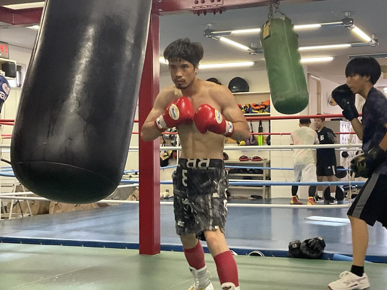 8月9日にプロ21戦目を迎える辰吉寿以輝はバッグ打ちを行った