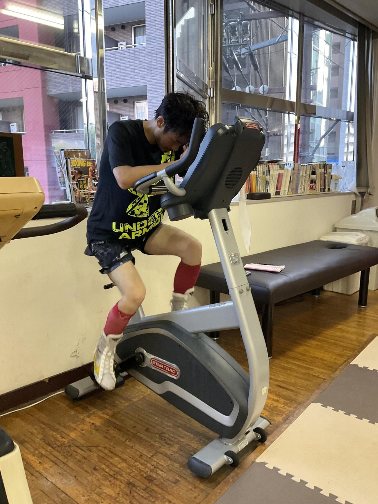 8月9日にプロ21戦目を迎える辰吉寿以輝は、エアロバイクで減量した