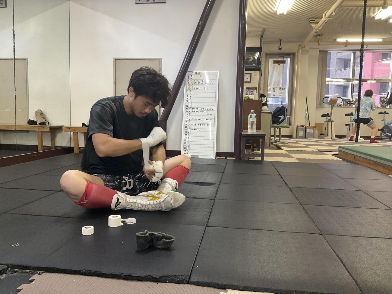 8月9日にプロ21戦目を迎える辰吉寿以輝はバンテージを巻く