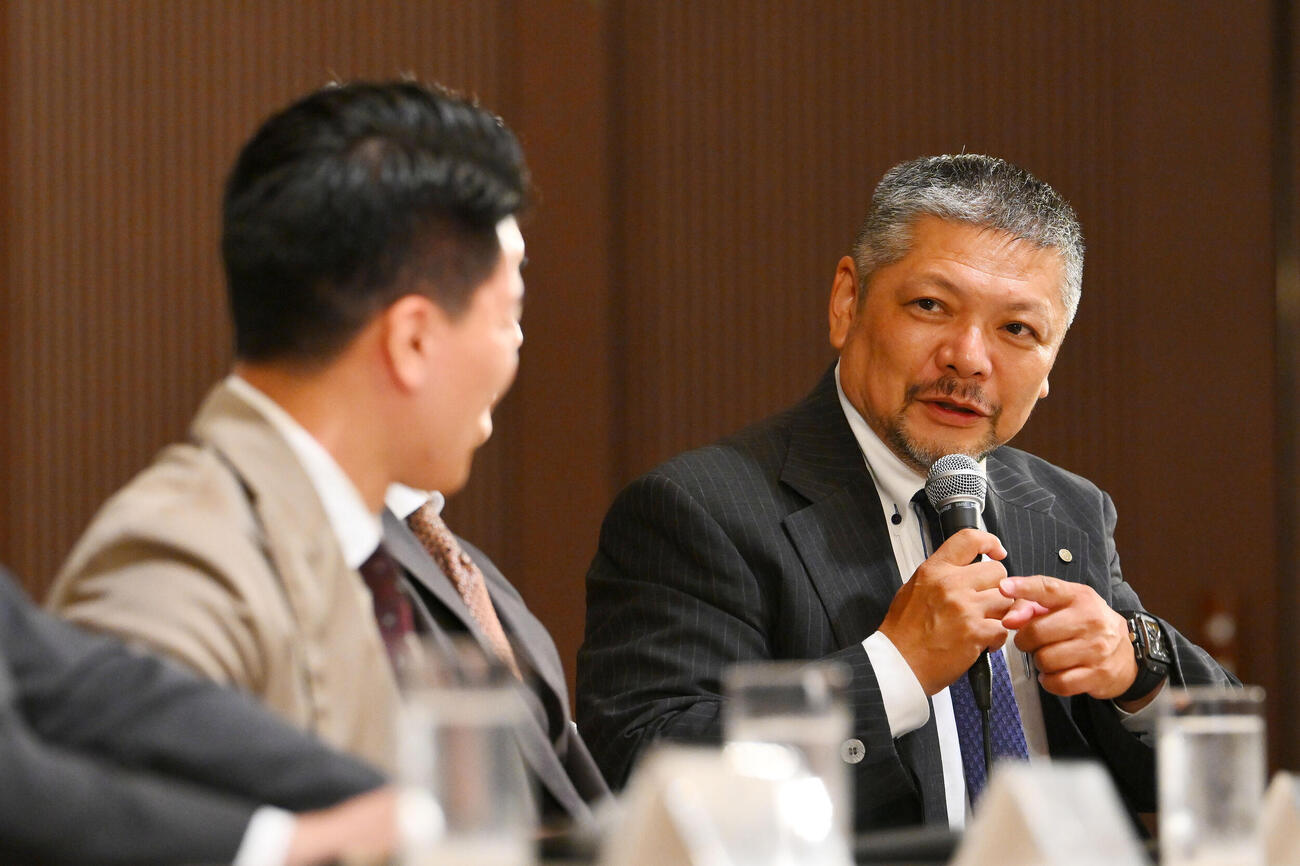 会見で六島ボクシングジム枝川孝会長（後方）は坪井智也に西田凌佑のスパーリングパートーナー捜しをお願いする（撮影・滝沢徹郎）