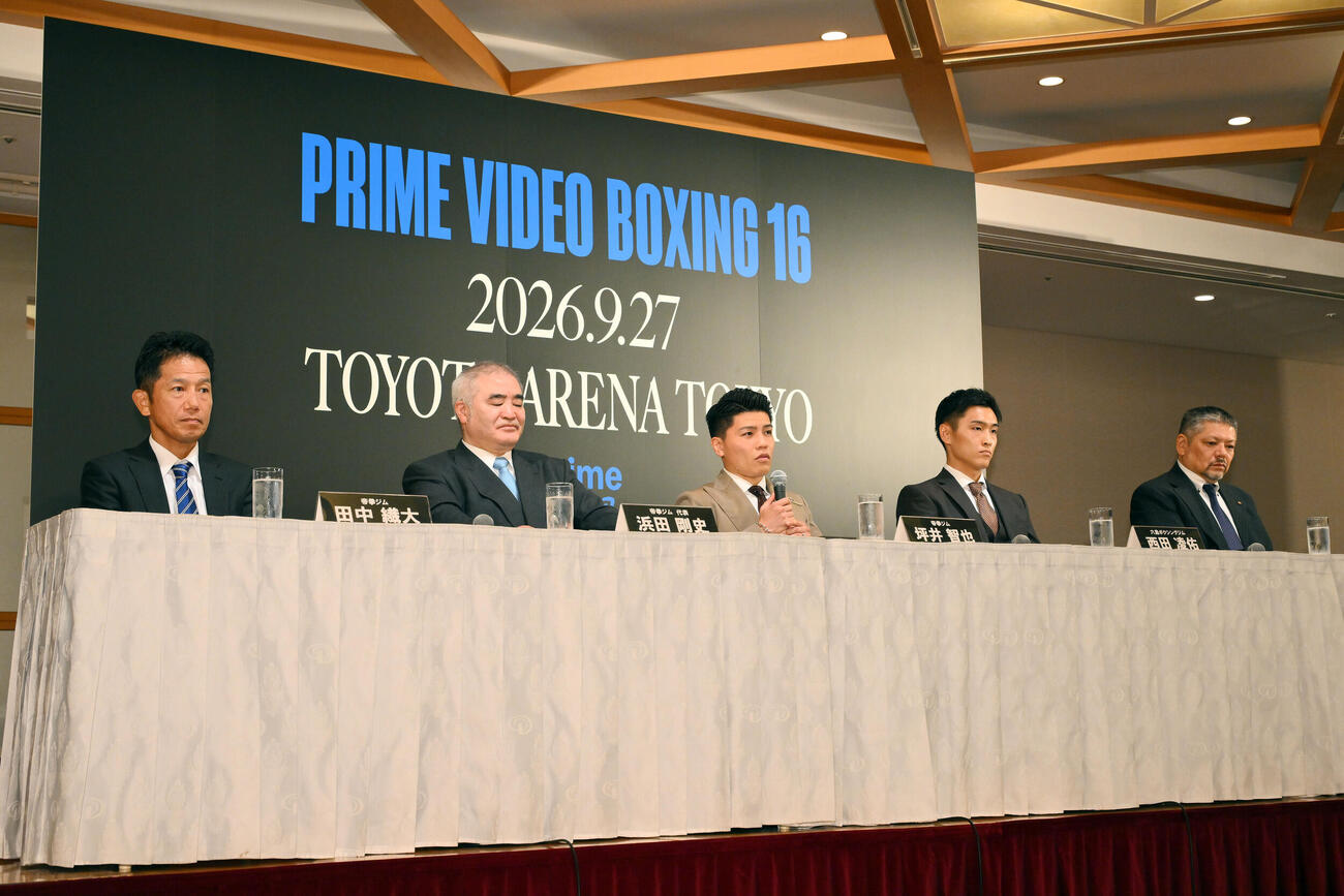 WBC世界スーパーフライ級王座決定戦が決まり会見する坪井智也（中央）。左から田中繊大トレーナー、帝拳ジム浜田剛史代表、1人おいて西田凌佑、六島ボクシングジム枝川孝会長（撮影・滝沢徹郎）