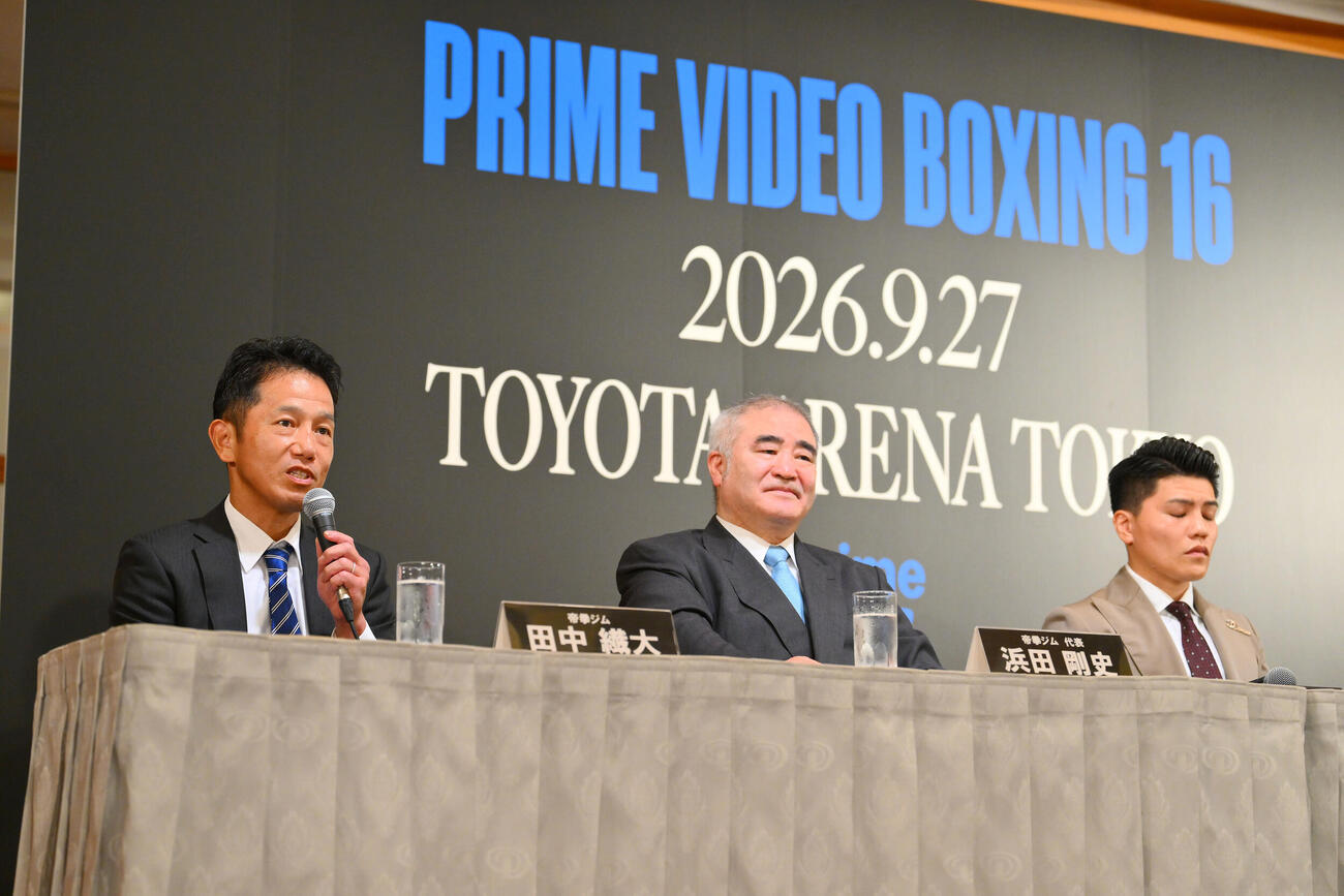 会見する田中繊大トレーナー（左）。右は坪井智也と帝拳ジム浜田剛史代表（撮影・滝沢徹郎）