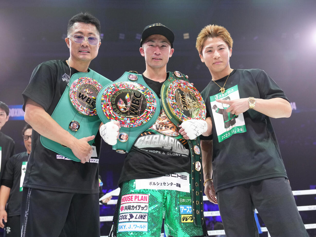 井上拓真（中央）兄尚弥（右）父真吾トレーナー（2025年11月撮影）