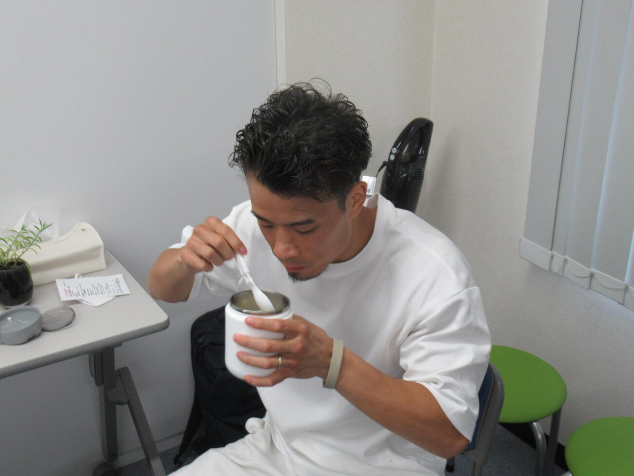 前日計量をクリアした辰吉寿以輝は、妻優さん手作りのサムゲタンをぱくり=2026年8月8日午後1時3分、大阪市内のJBC関西事務局、益田一弘撮影
