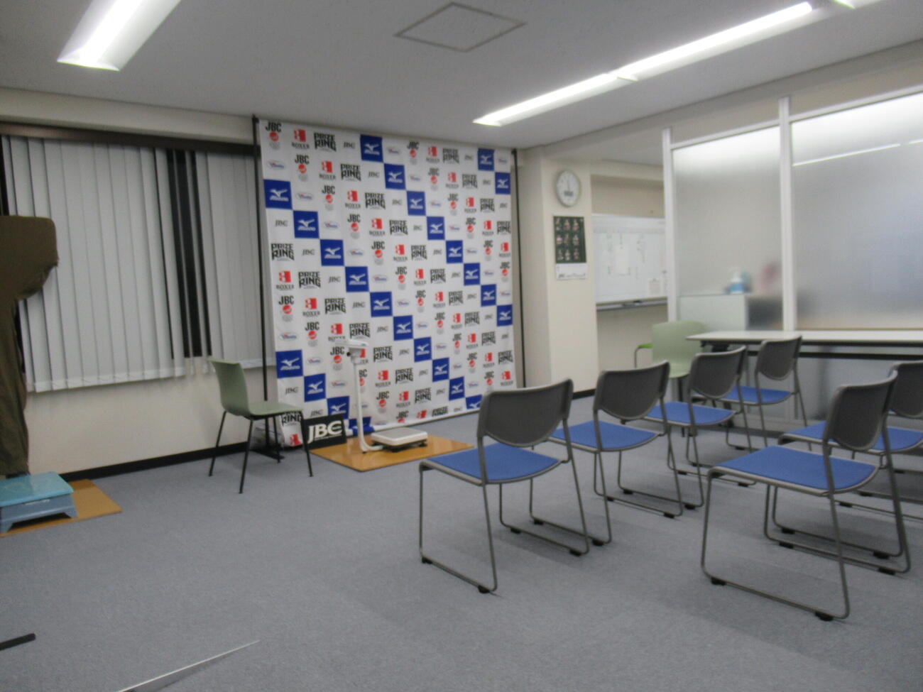 前日計量の会場となったJBC関西事務局=2026年8月8日午後1時3分、大阪市内のJBC関西事務局、益田一弘撮影