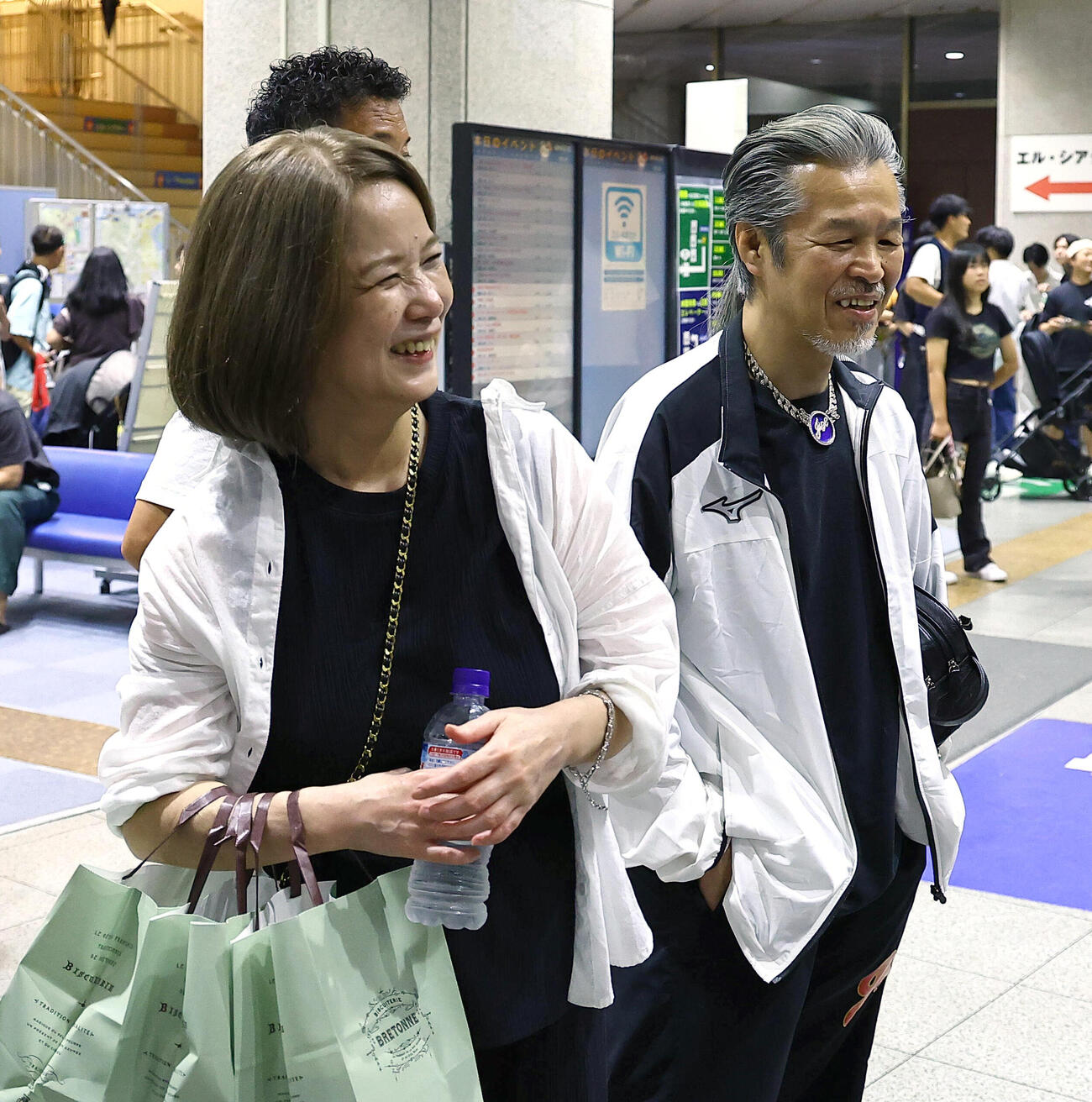 辰吉寿以輝対富永太我　辰吉寿以輝の勝利に笑顔を見せる辰吉丈一郎（右）とるみ夫人（撮影・上田博志）
