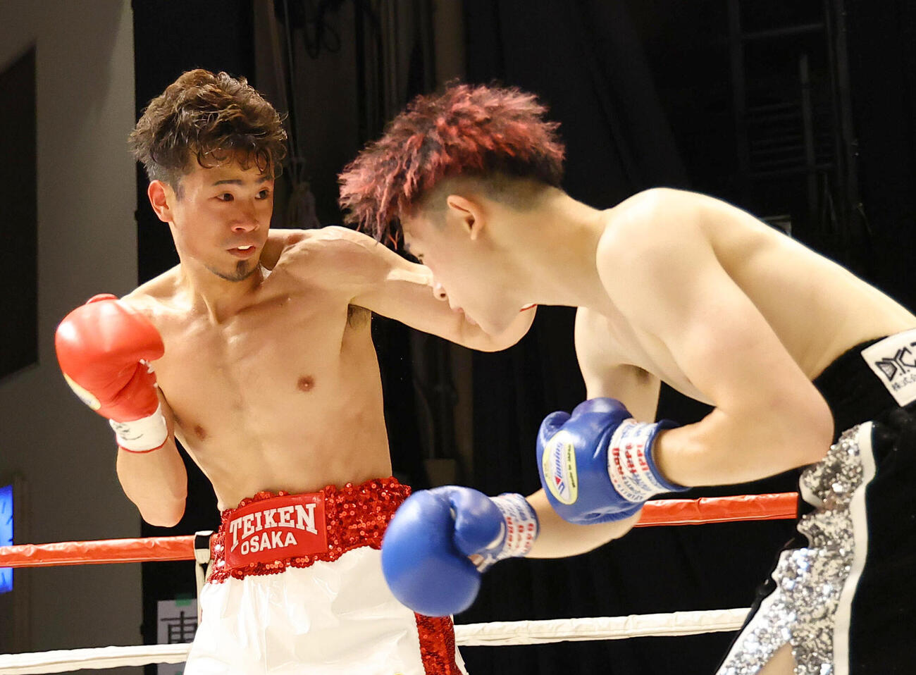 2回、富永太我（右）にパンチを見舞う辰吉寿以輝（撮影・上田博志）