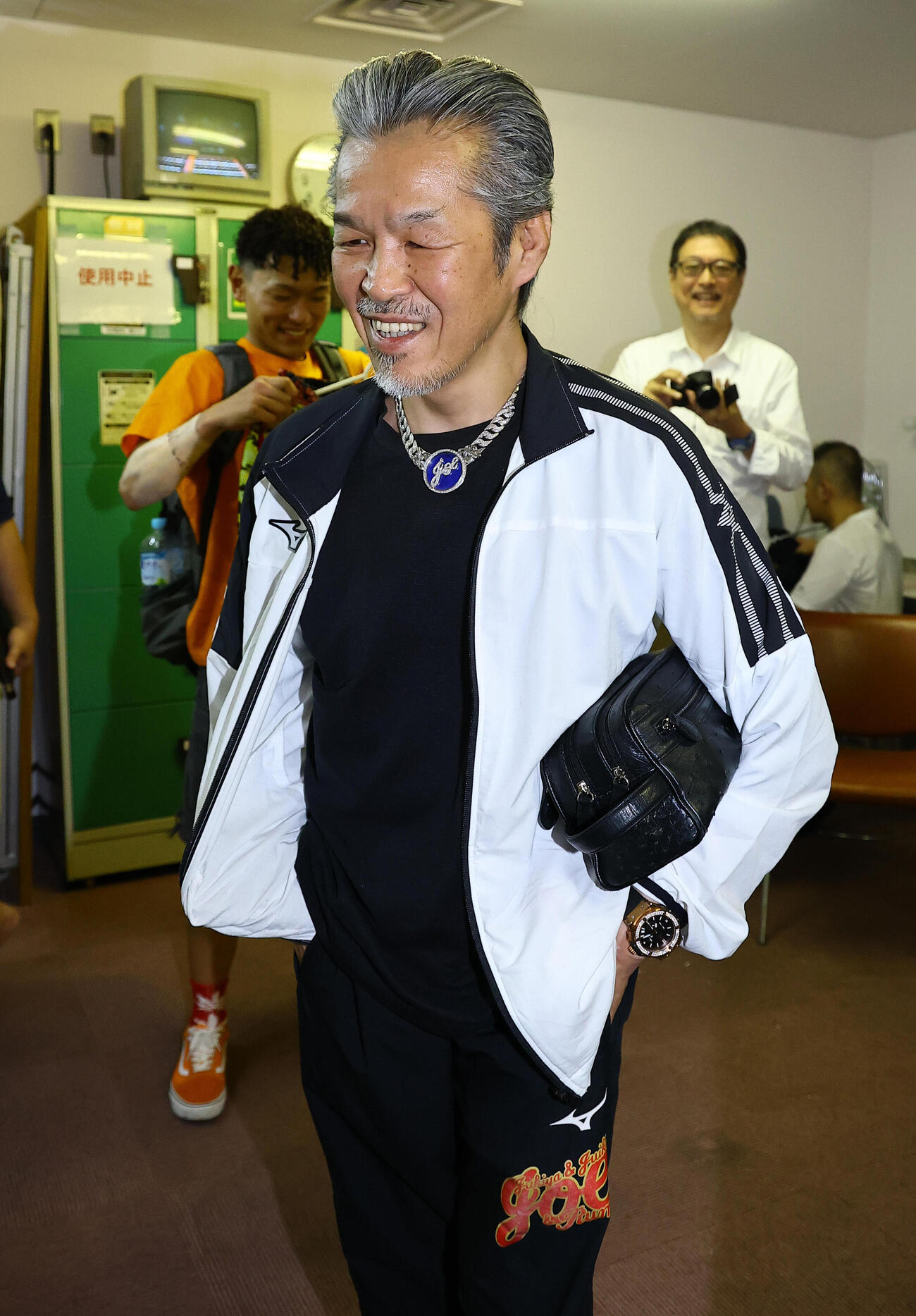 辰吉寿以輝対富永太我　辰吉寿以輝の勝利に笑顔見せながら引き揚げる辰吉丈一郎（撮影・上田博志）